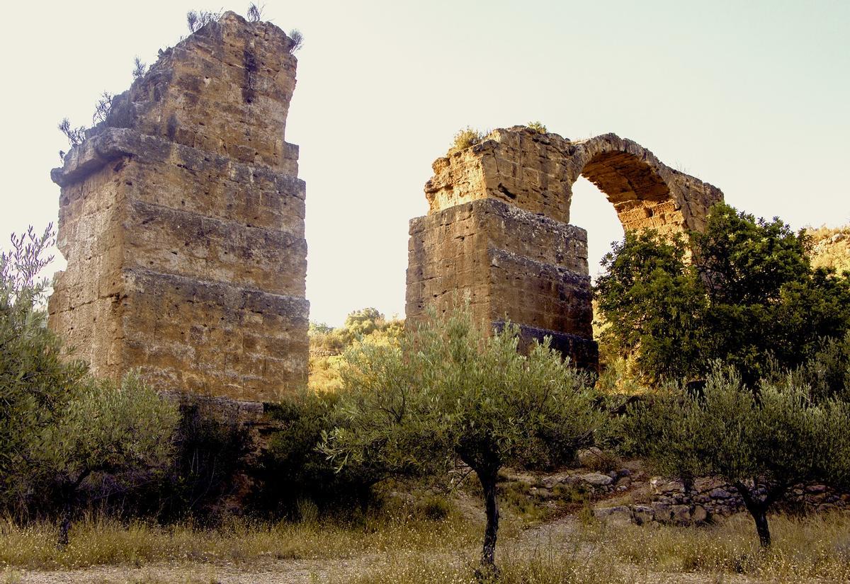 Restos de acueducto previo al de Peña Cortada