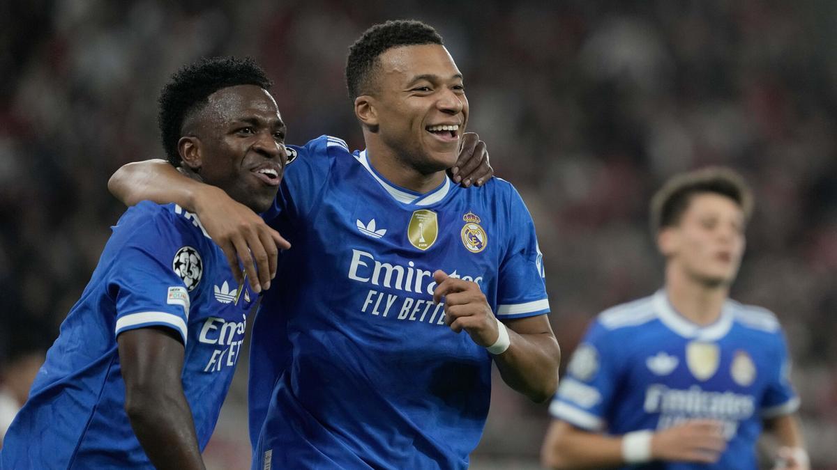 Kylian Mbappe y Vinicius Junior celebran un tanto ante Olympiacos.