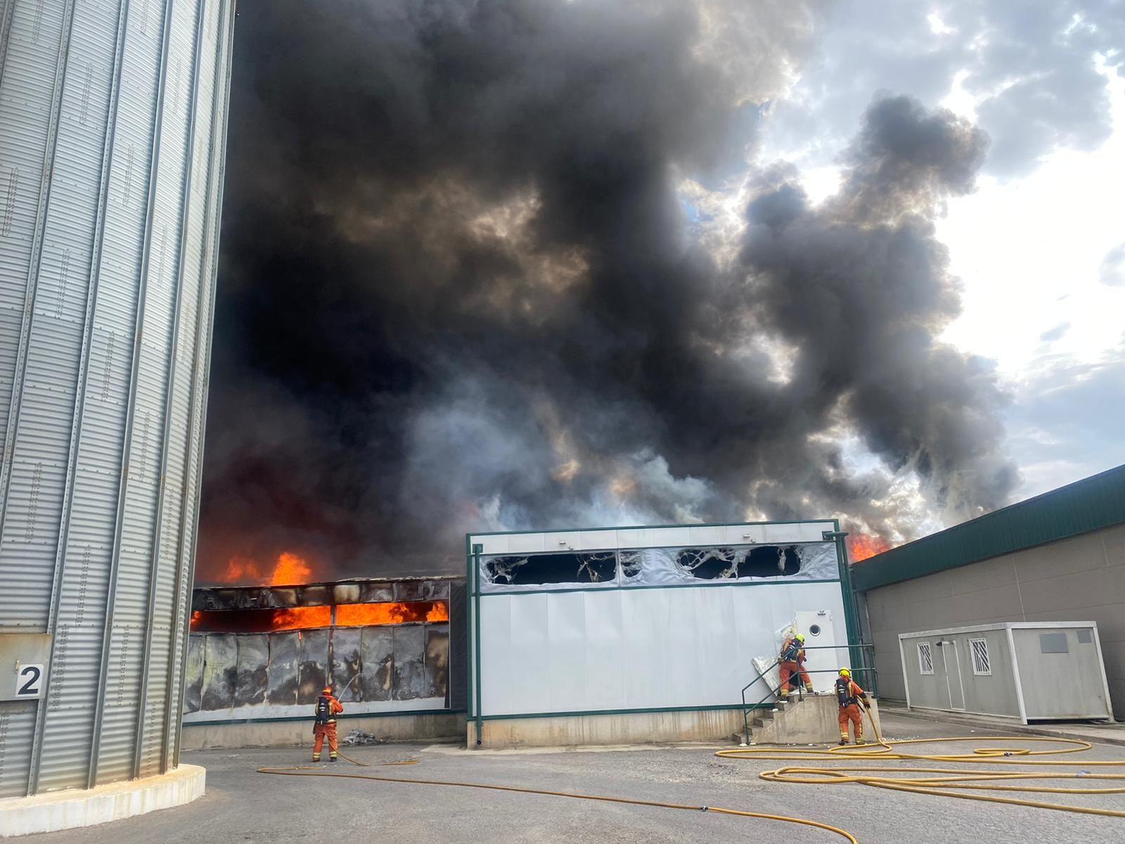 Incendio en la planta de Huevos Guillén en Sinarcas