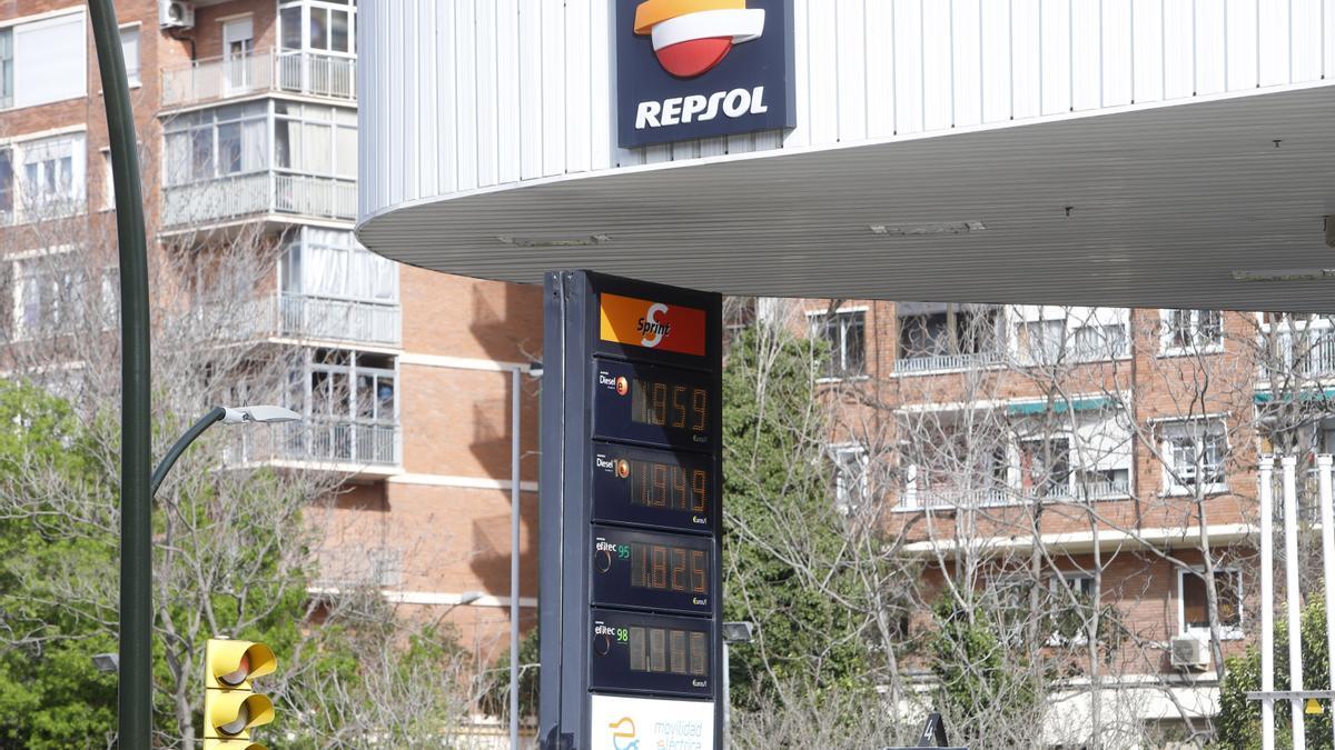 Monolito de precios de carburantes en una estación de servicio situada en la ciudad de Zaragoza.