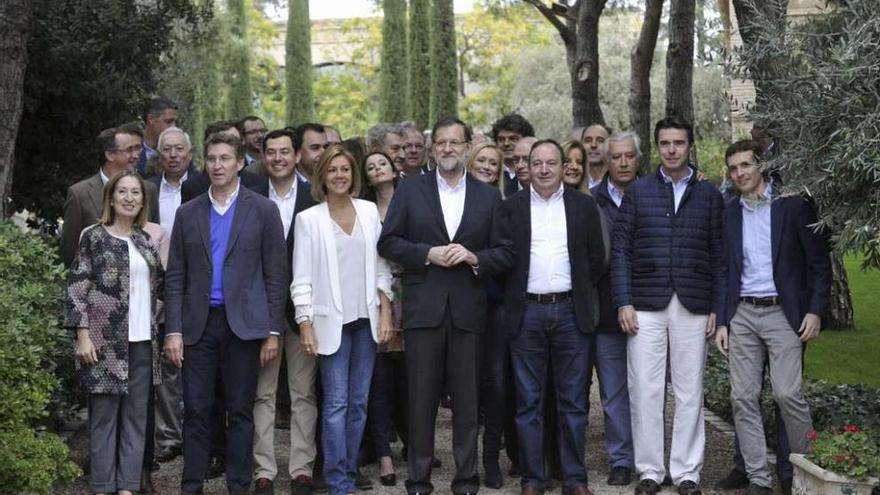 En primera fila, Pastor, Feijóo, Cospedal, Rajoy, Sanz, Arenas, Soria y Casado, ayer en Toledo. // Efe