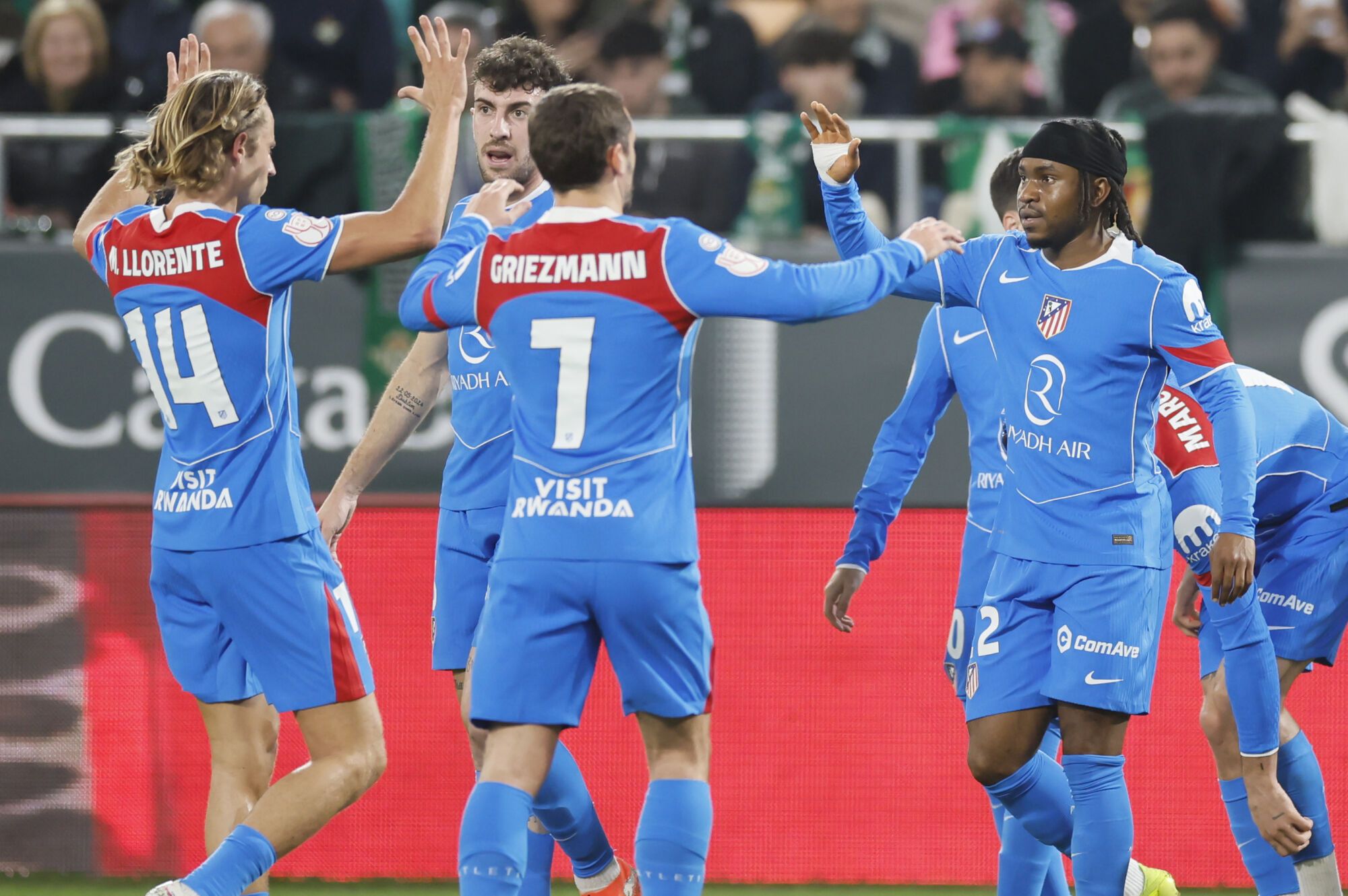 COPA DEL REY | El Atlético arrasa al Betis con debut goleador de Lookman