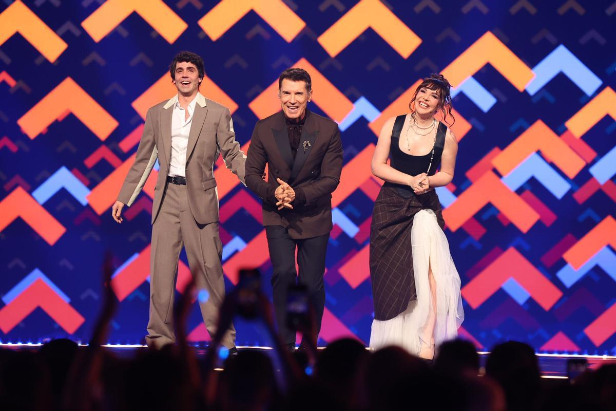 Los presentadores del Benidorm Fest 2026, (i-d) Javier Ambrossi, Jesús Vázquez e Inés Hernand durante la primera semifinal del festival. Los presentadores del Benidorm Fest 2026, (i-d) Javier Ambrossi, Jesús Vázquez e Inés Hernand durante la primera semifinal del festival.