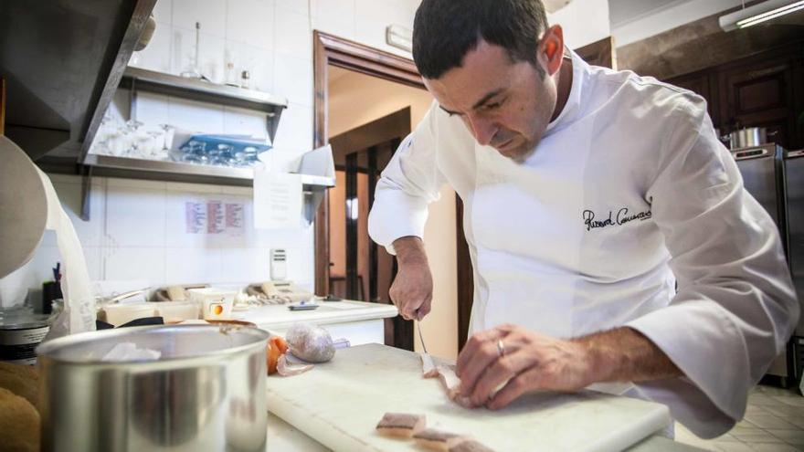 Ricard Camarena, cocinando el menú en el Palau. 
Foto: GVA