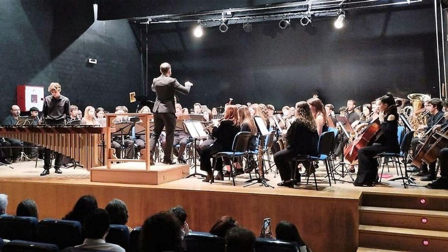 La banda Sementeira de Cambre honra a Santa Cecilia