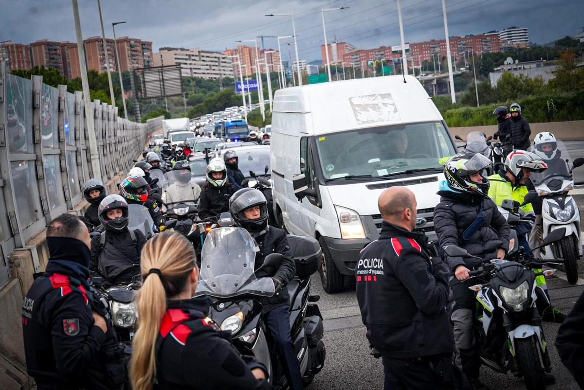 Manifestación de los trabajadores del metal en la B-20, a la altura de Cornellà