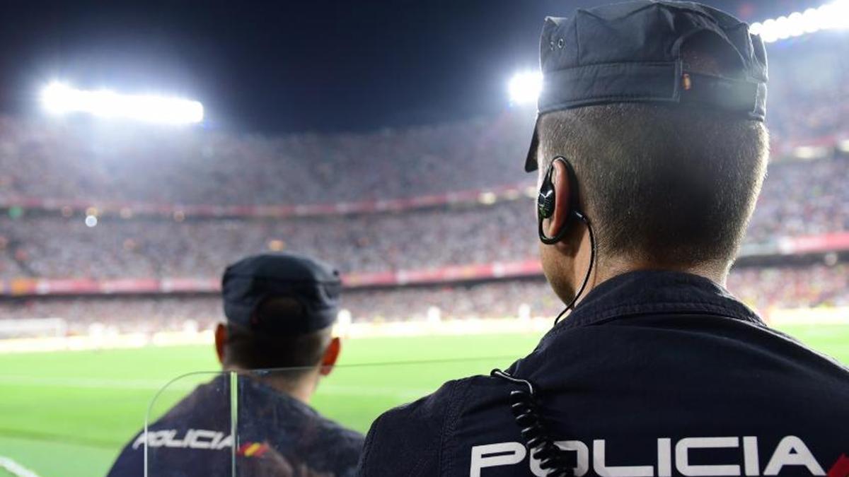 Policías en un partido de fútbol.