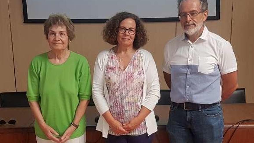 María do Ceu Henriques, flanqueada por sus directores de tesis, María do Carmo Henríquez y Alberto Álvarez Lugrís. // FdV
