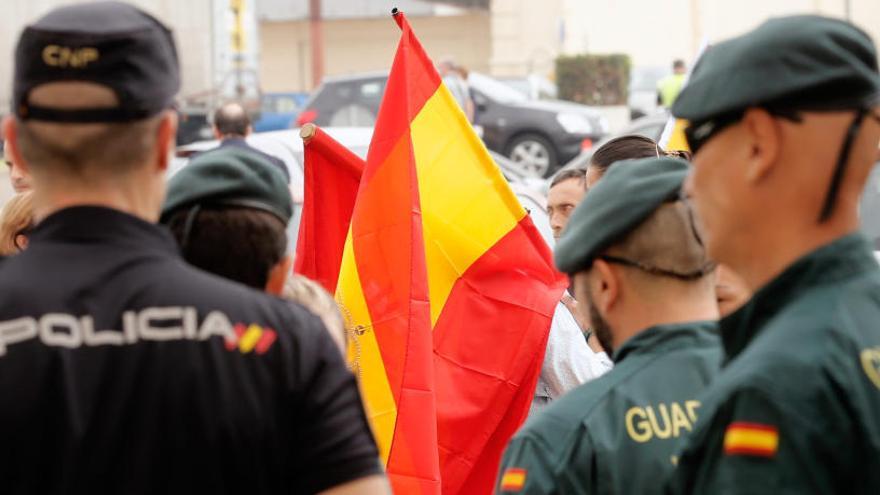 Policías a un paso del gatillo