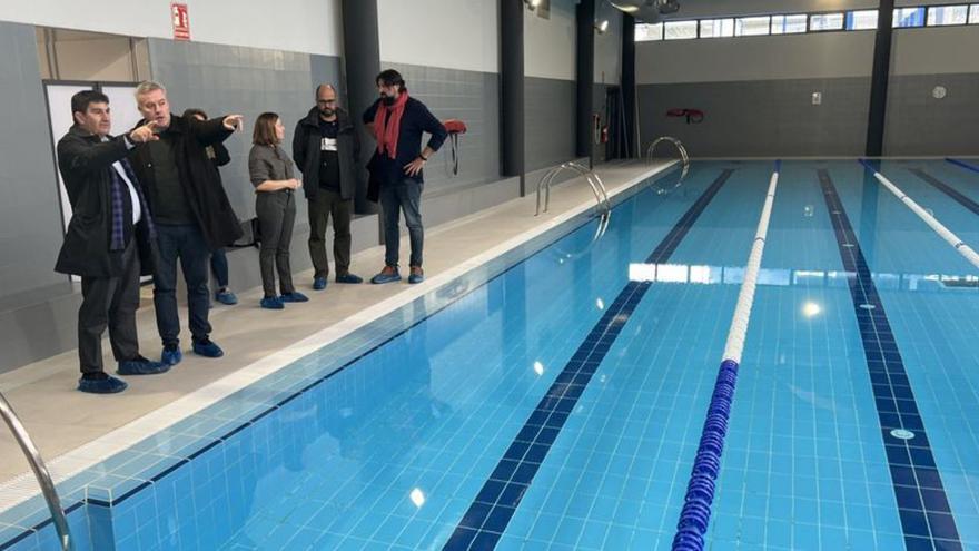 Pedro Blanco y Luis Piña visitan la renovada piscina municipal.  // D.P.