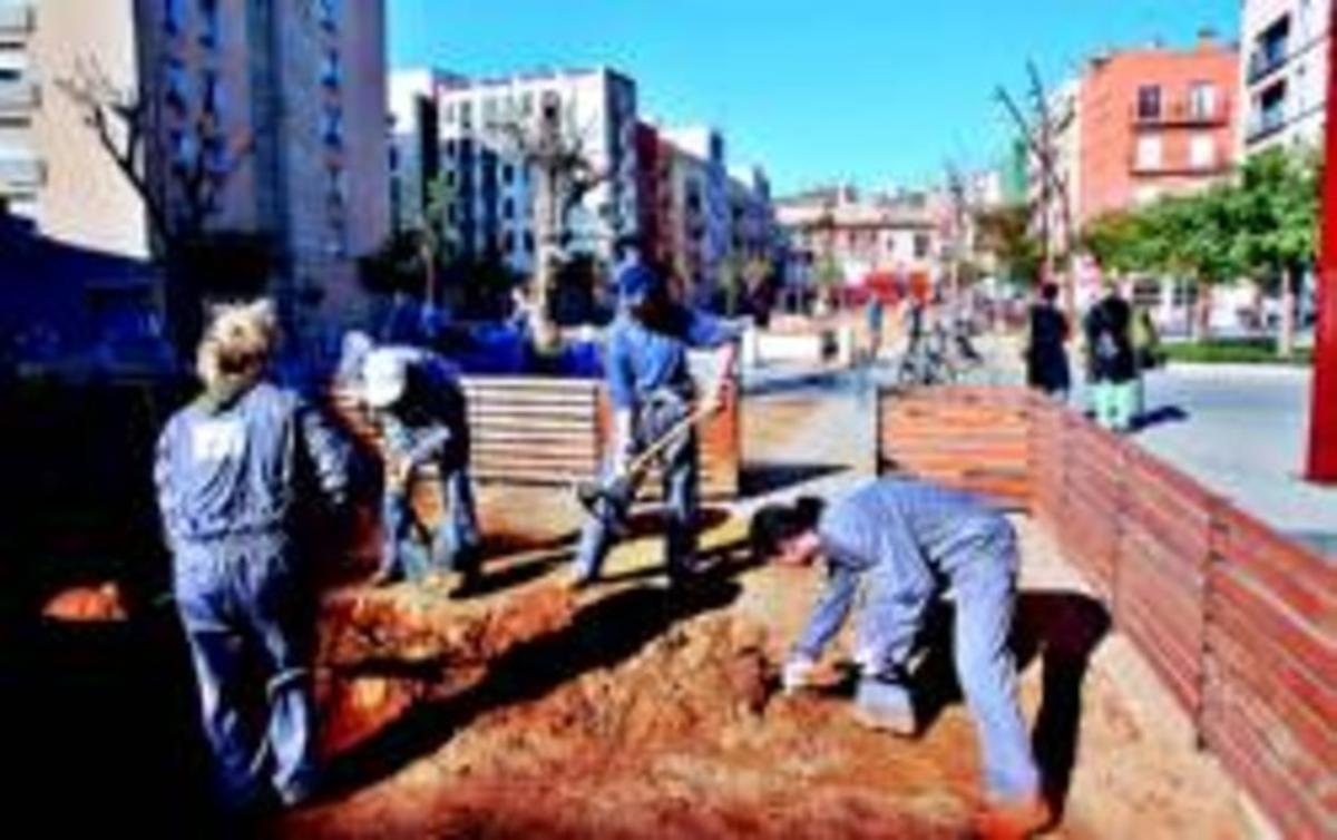 Uns operaris treballen a la zona que es destinarà als horts, ahir. Uns operaris treballen a la zona que es destinarà als horts, ahir.