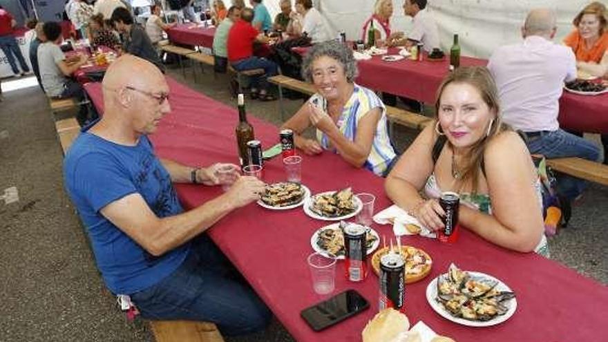 Degustación de mejillones este fin de semana en Chapela. // A.V.