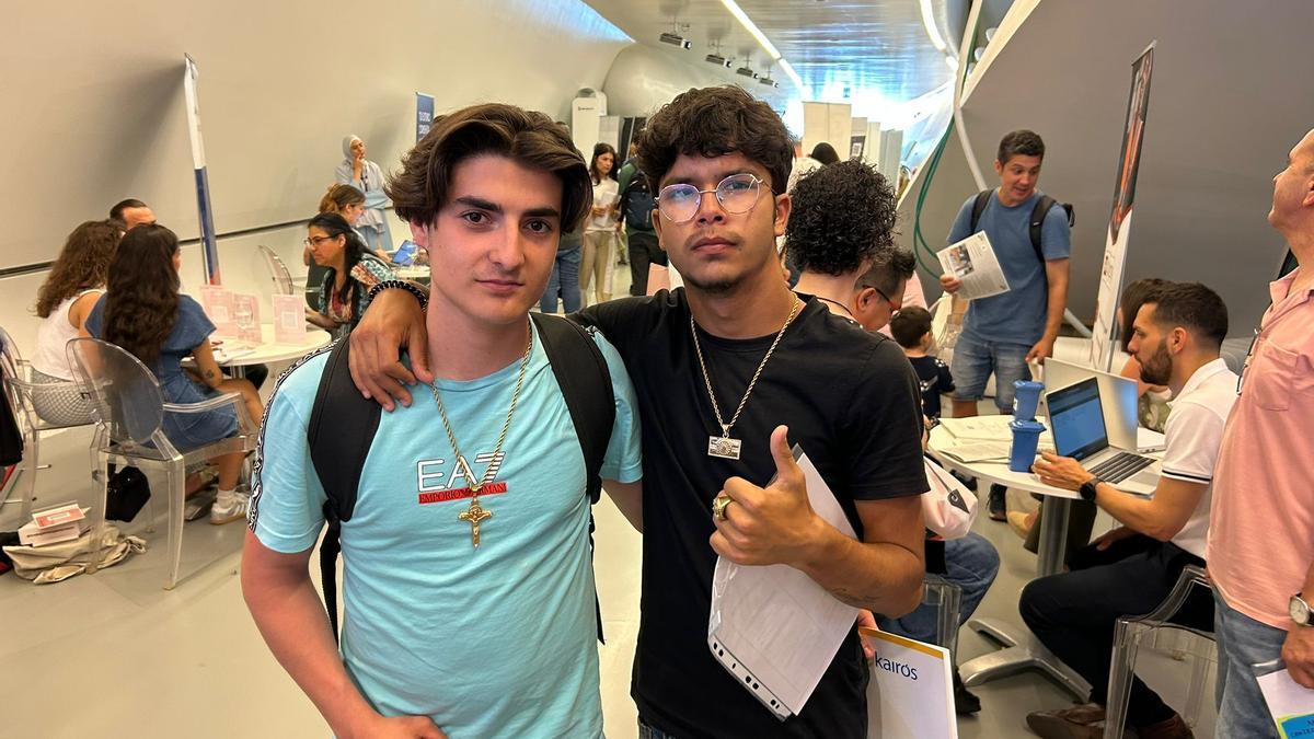 Guillermo y David, dos jóvenes de 17 años que han participado en la Feria de Empleo en busca de una oportunidad laboral.