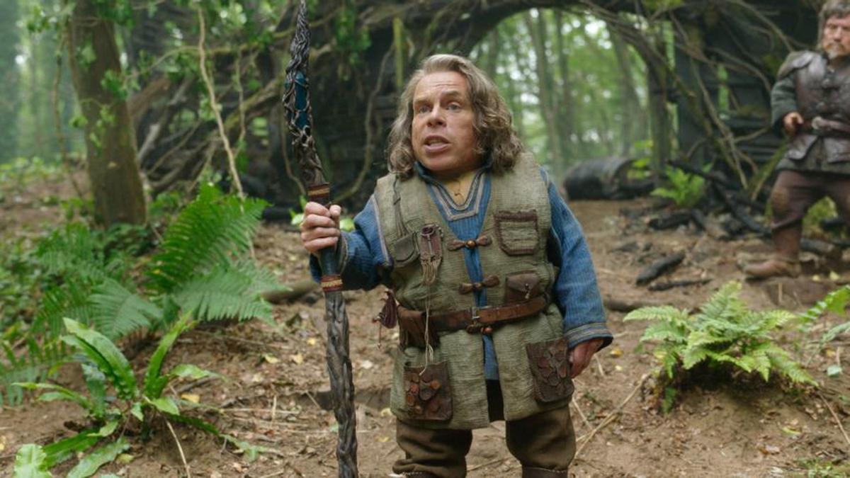 Warwick Davis (Willow), en un fotograma de la nova sèrie de Disney+ «Willow»