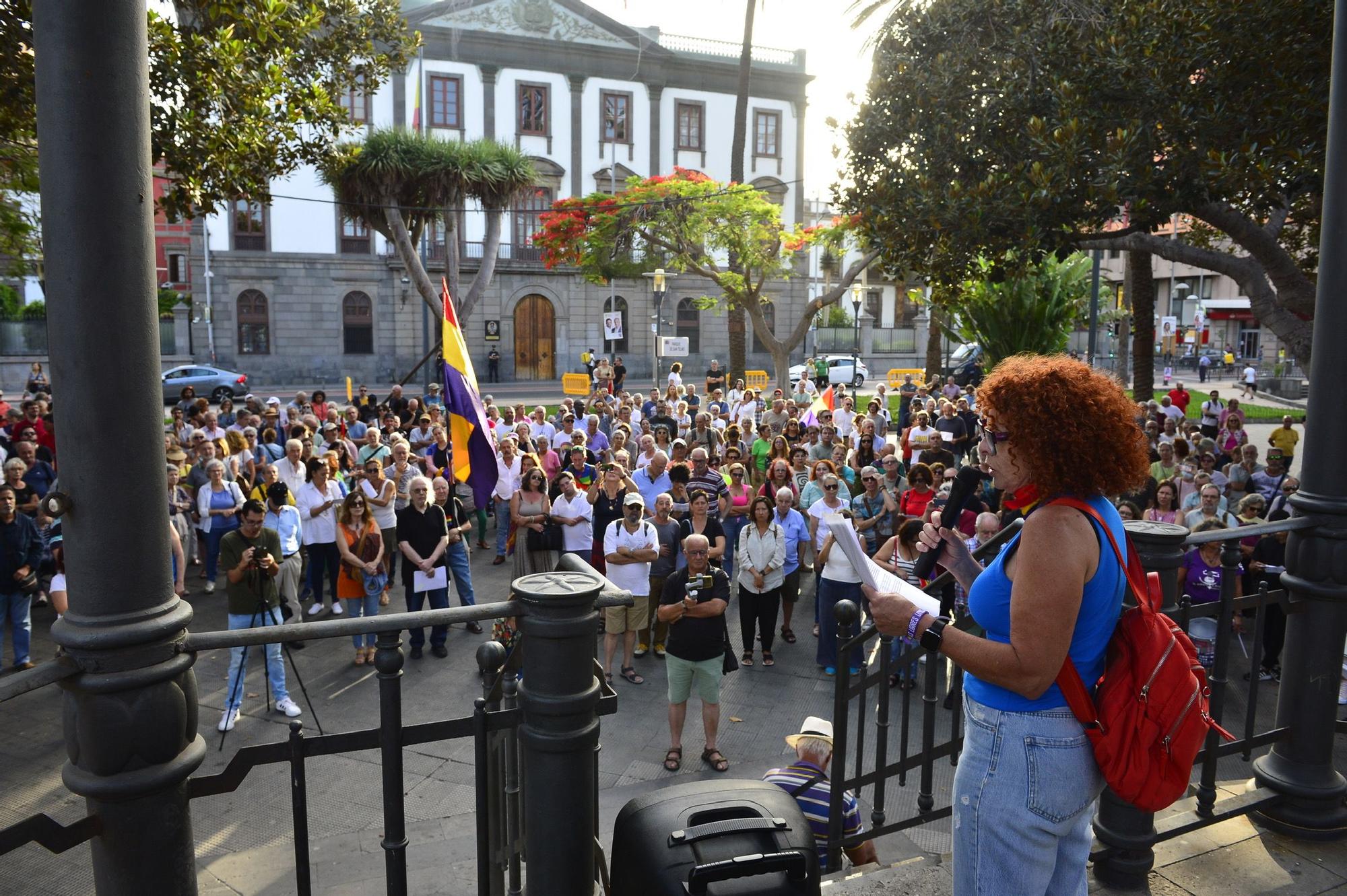 Bandera republicana contra la ultraderecha, desplegada ante el Gobierno militar en Las Palmas de Gran Canaria