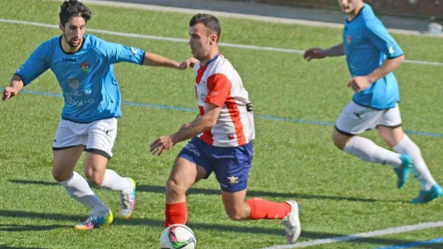 Joni conduce un balón en un partido de la temporada pasada ante el Boiro. // Gonzalo Núñez