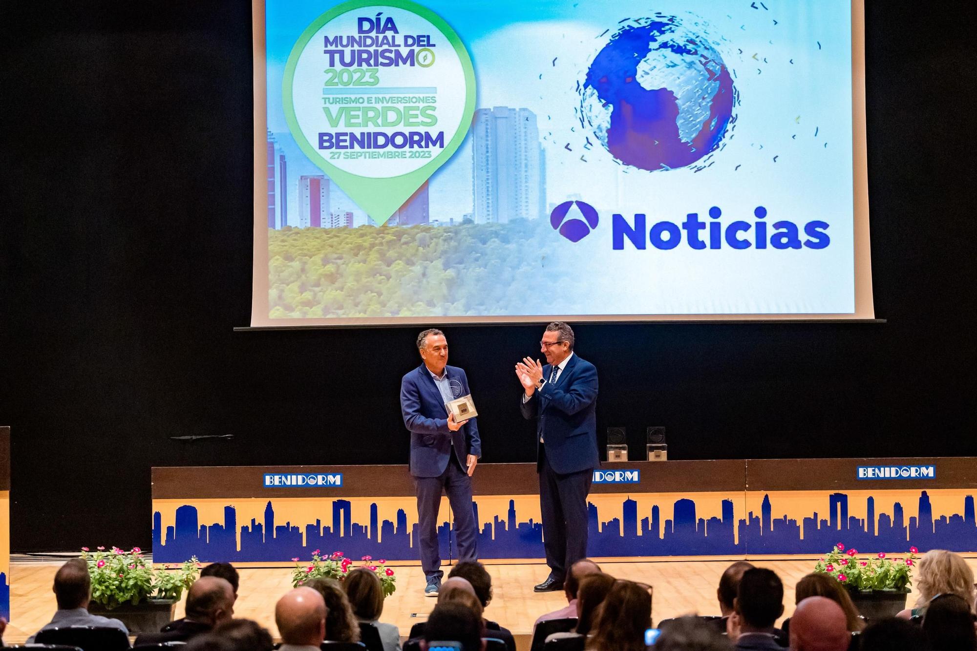 Benidorm reconoce en el Día Mundial del Turismo a Antena 3 Noticias y los periodistas F.J. Benito y Michelle Baker