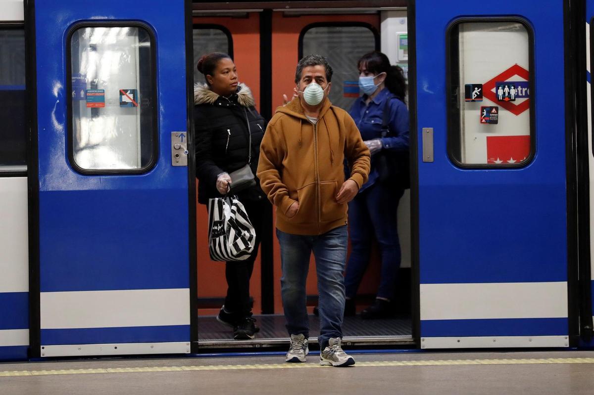 Sanitat mantindrà la mascareta obligatòria al transport públic i els avions