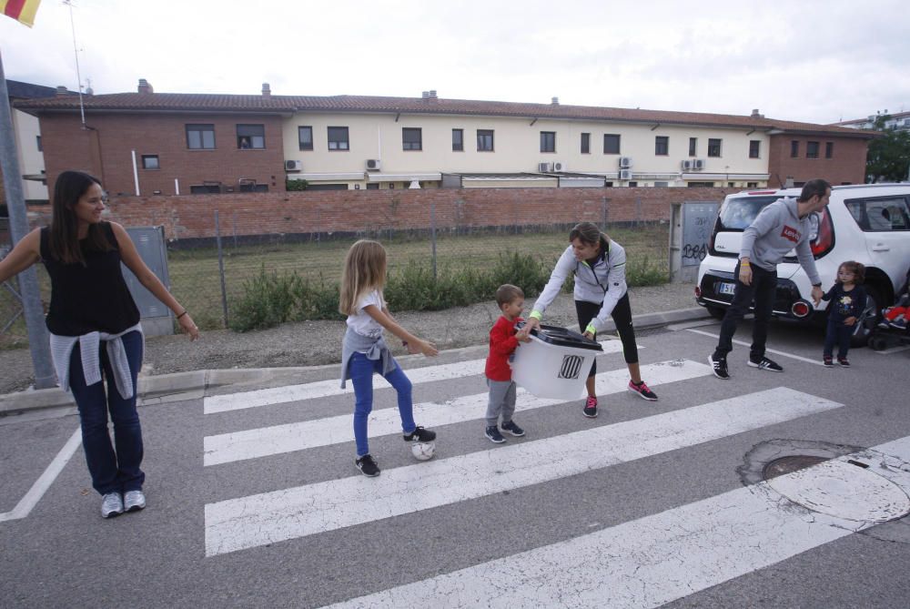 Milers de persones en la cadena humana de Sant Julià de Ramis a Aiguaviva per commemorar l'1-O