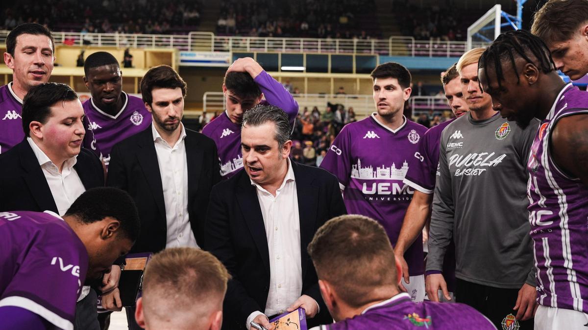 Iñaki Martín, con sus jugadores, en un tiempo muerto.