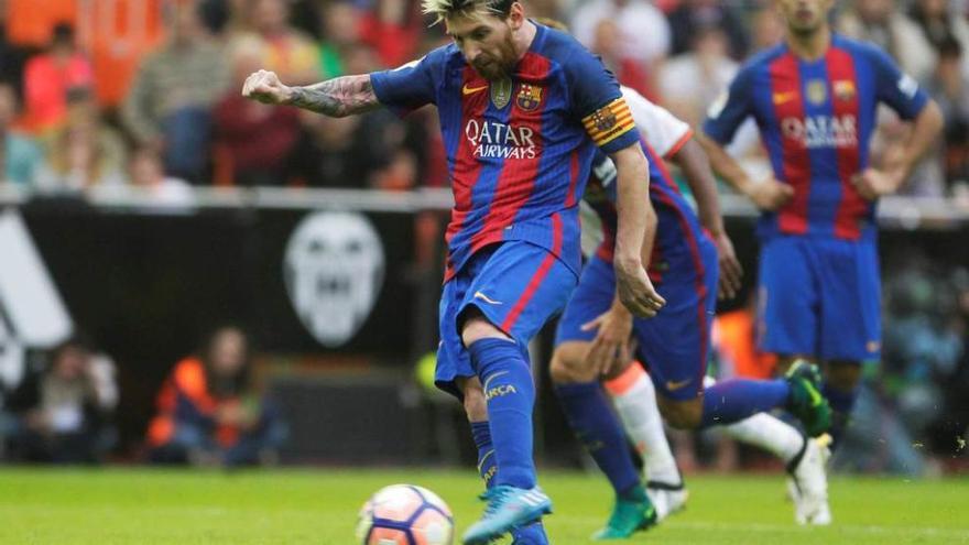 Leo Messi se dispone a golpear el balón en el lanzamiento del penalti que supuso el triunfo del Barcelona en Mestalla.