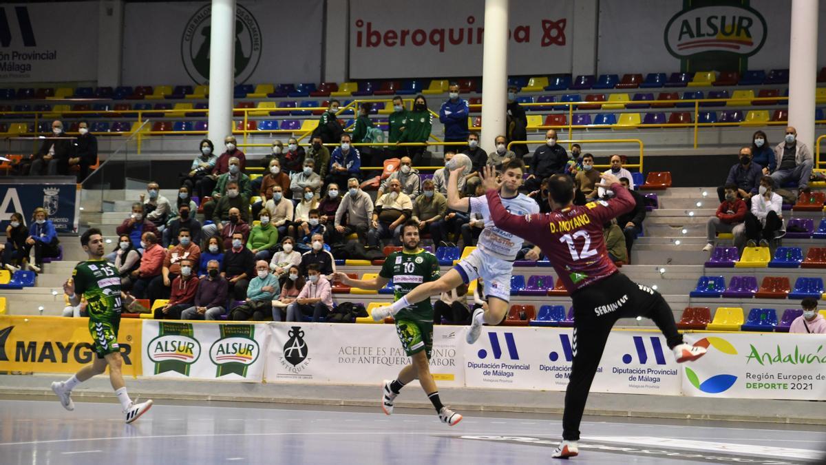 Dani Fernández intenta batir a Diego Moyano en el encuentro de esta tarde en Antequera.