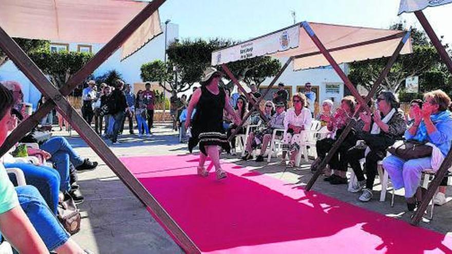 Una exhibición de motocicletas antiguas y un desfile de moda