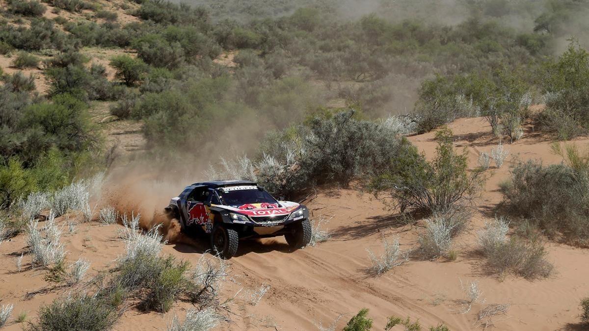 Carlos Sainz, a los mandos de su Peugeot.