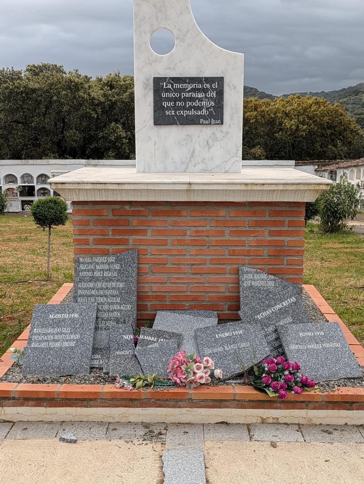 Estado del memorial vandalizado en el cementerio de Cabeza la Vaca.