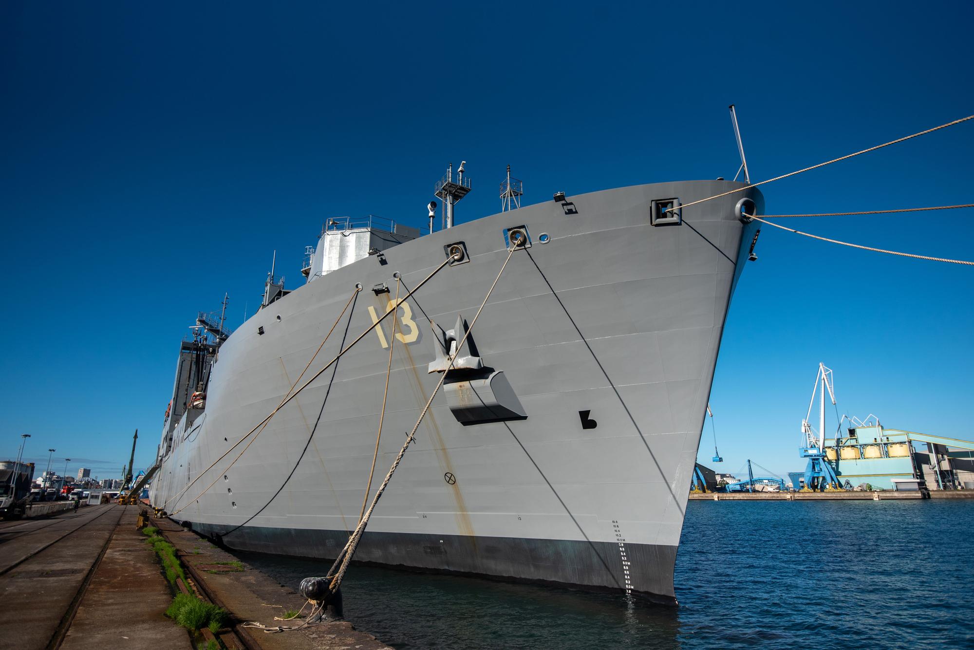 Atraca en el puerto de A Coru a un buque de la Armada americana