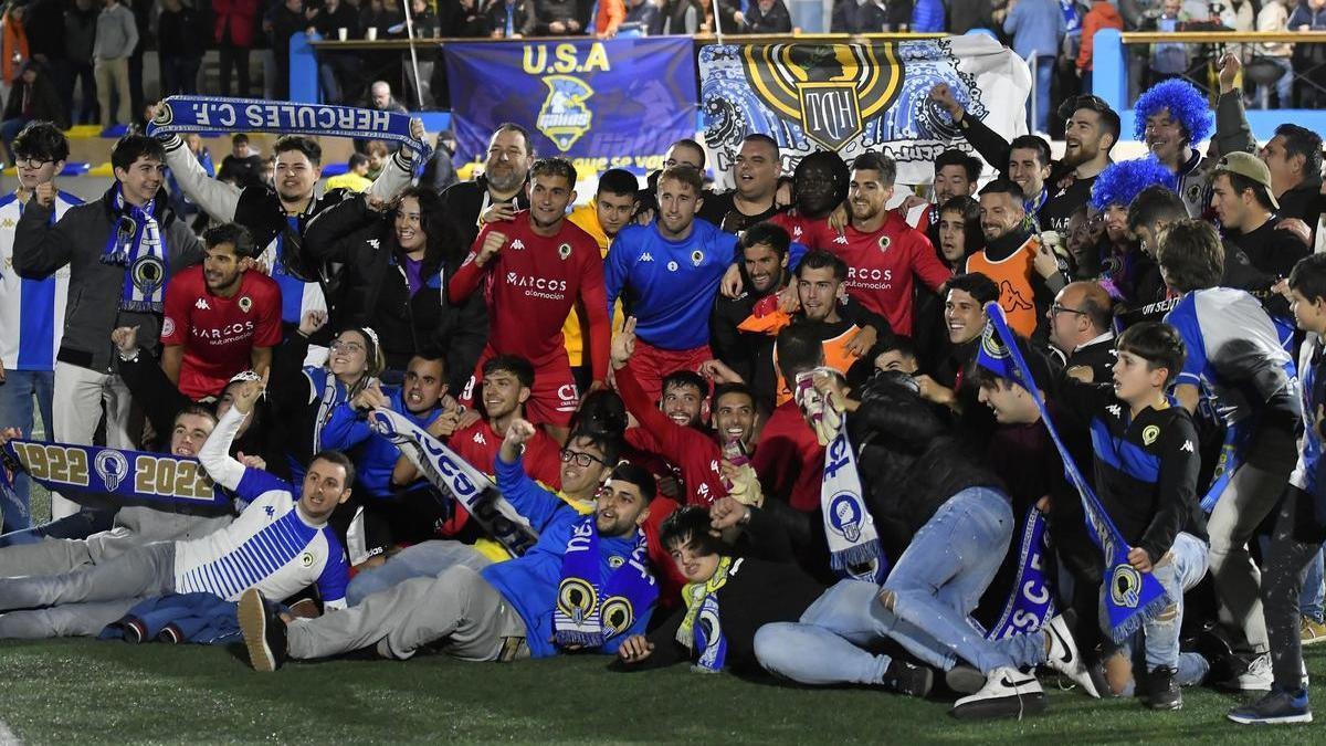 Plantilla y afición del Hércules festejan la victoria conseguida en el campo municipal Sa Plana de Andratx.