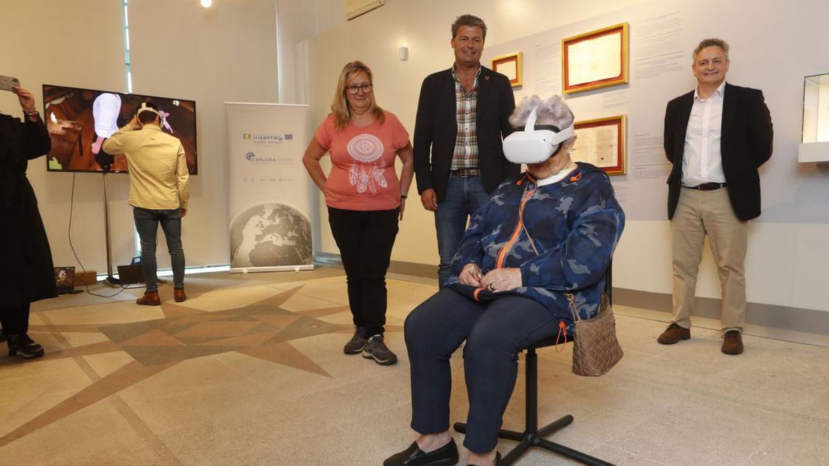 Ramona Marcote se embarcó ayer en “La Pinta” con las gafas de realidad virtual.   | // RICARDO GROBAS