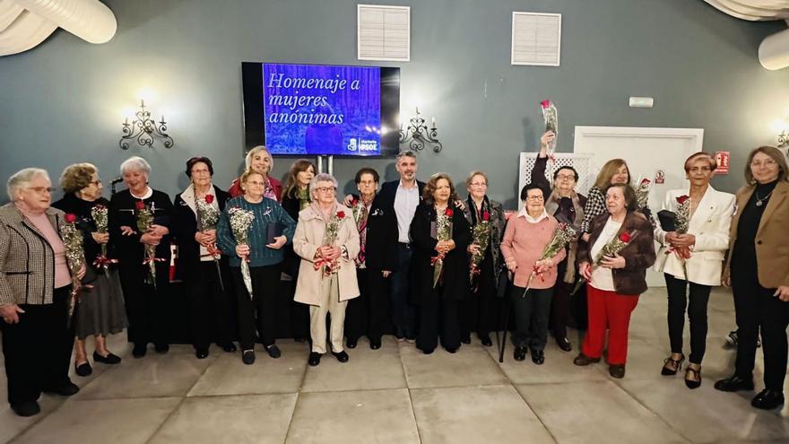Las 16 mujeres homenajeadas por el PSOE junto al portavoz socialista, José Bernal.