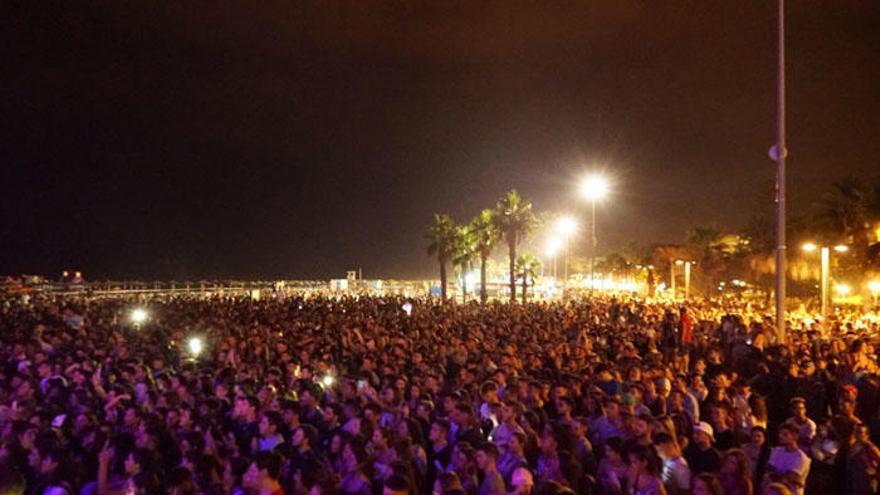 Miles de personas han despedido el verano en Torre del Mar asistiendo a la Summer Closing Party.