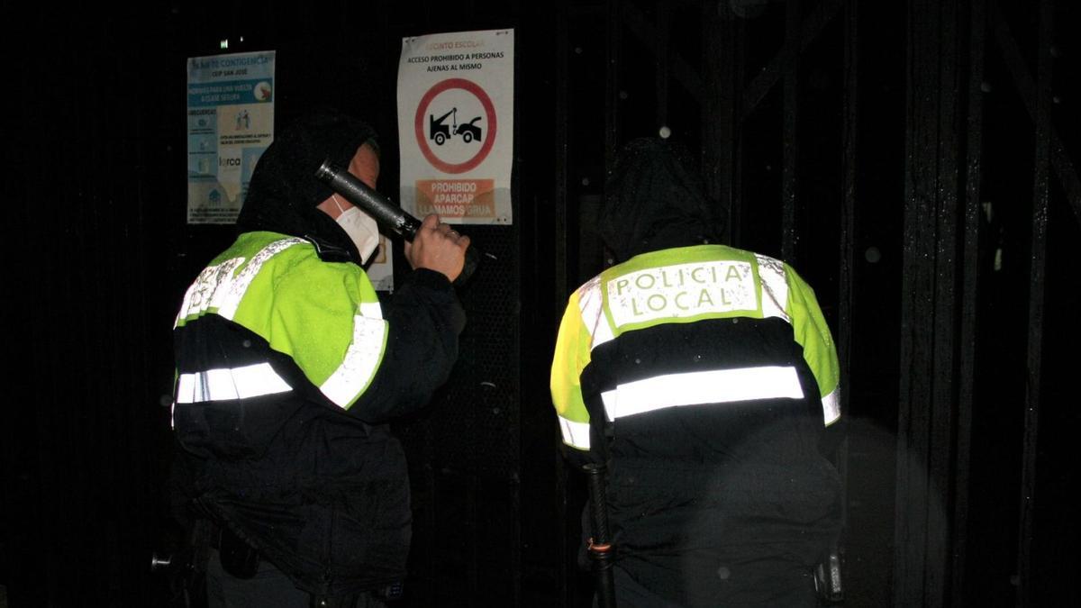 Los agentes abren la verja de los colegios de las Alamedas para recorrer el interior