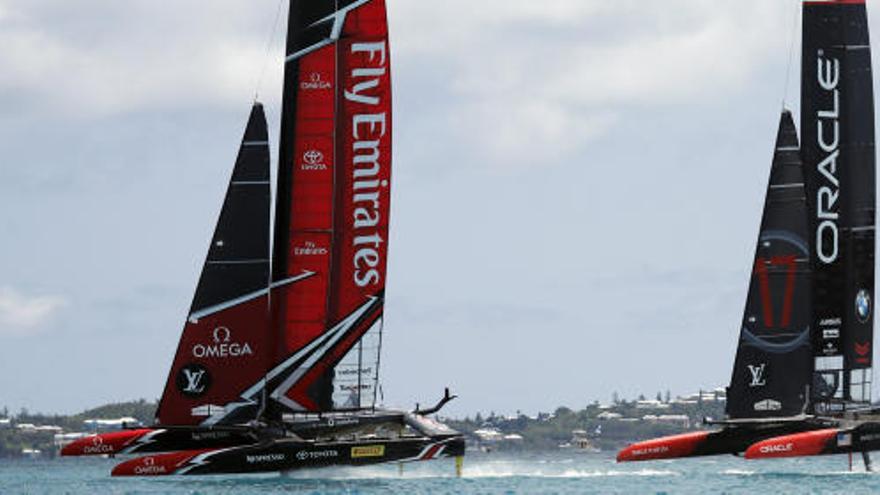 Emirates Team New Zealand y Oracle, en plena regata.