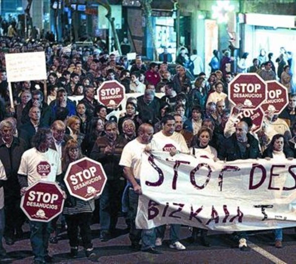 Concentració de protesta pel nou suïcidi vinculat a un desnonament, ahir a Bilbao.