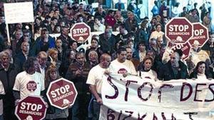 Concentració de protesta pel nou suïcidi vinculat a un desnonament, ahir a Bilbao.