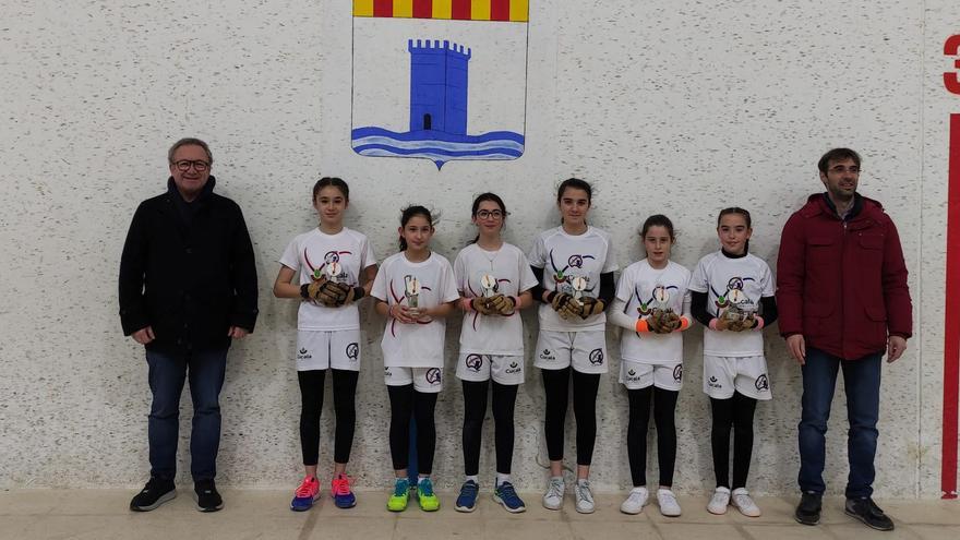 Las chicas de un equipo de Quatretonda, ganadoras de una de las finales del Raspall de la Vall d'Albaida.