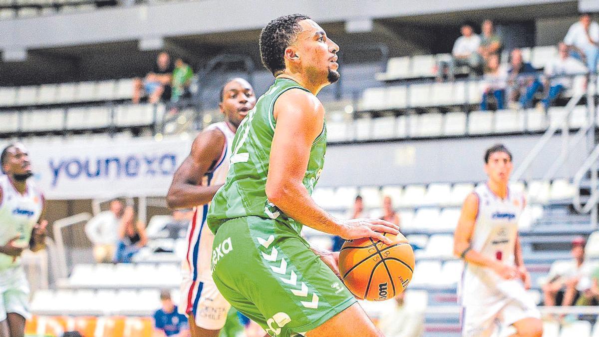 Kobe Newton, con el aro entre ceja y ceja, se prepara para levantarse y lanzar un triple en el Ciutat de Castelló.