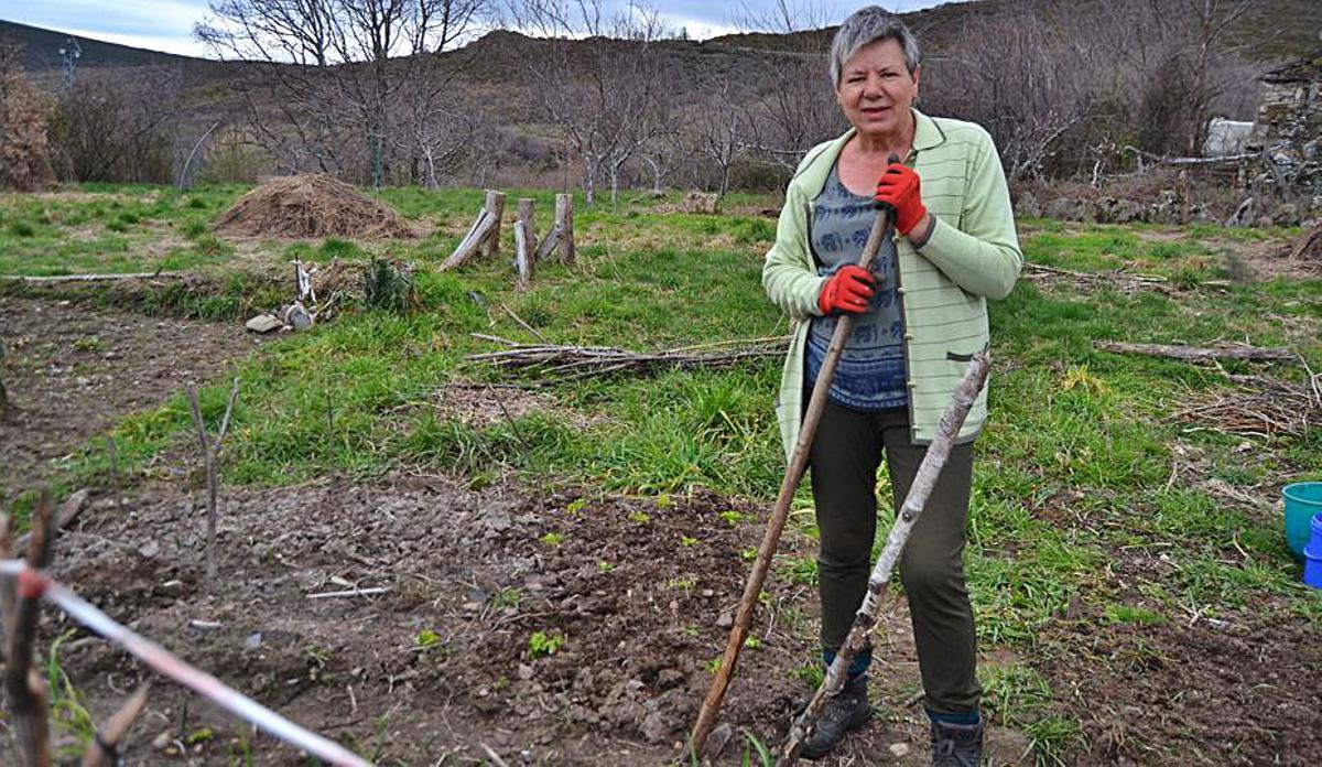 Sara Garrido trabajando en el huerto. | Araceli Saavedra