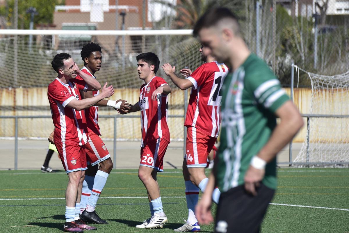 Els martorellencs celebren un dels gols amb un jugador de l'Ascó abatut