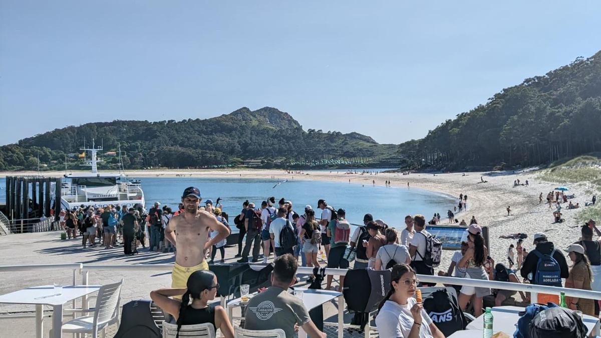 Multitud de personas visitaron hoy las islas Cíes durante el festivo del Día das Letras Galegas.