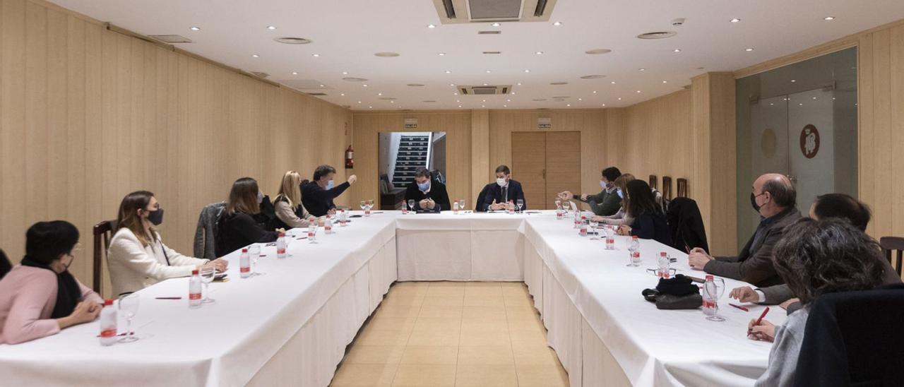 El alcalde, José Manuel Prieto, junto a los hoteleros de la ciudad en la reunión mantenida ayer. | ÀLEX OLTRA