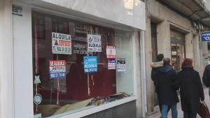 Un local cerrado con carteles de Se alquila en el centro de Ourense