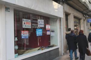 Un local cerrado con carteles de Se alquila en el centro de Ourense