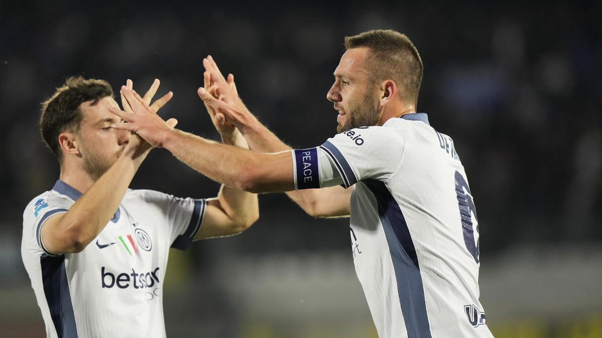 De Vrij festeja con Carlos Augusto el 0-1 del Inter al Como.