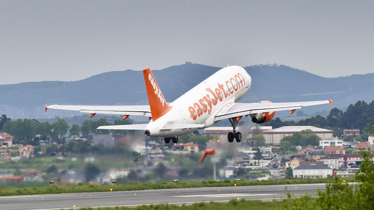 Un avión de easyJet en el aeropuerto de A Coruña.