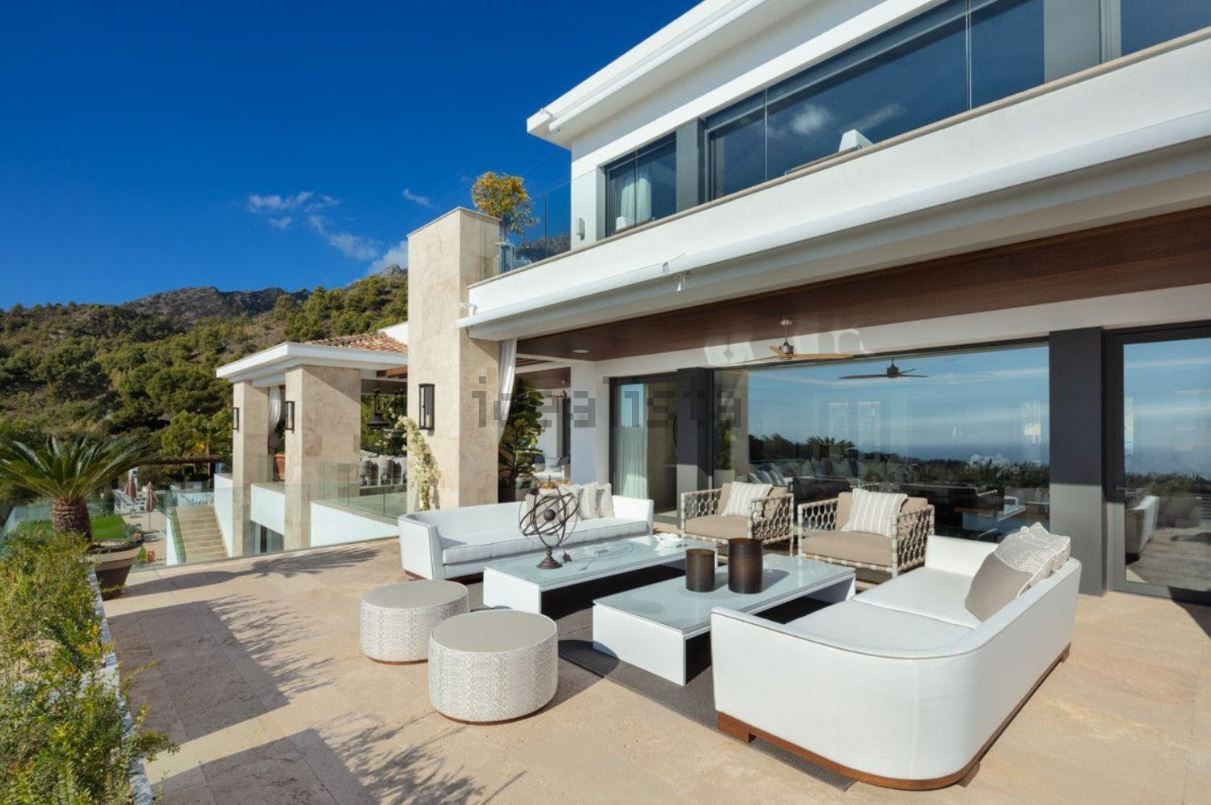 Vivienda valorada en 27,5 millones de euros y ubicada en una de la comunidades cerradas más prestigiosas de Marbella (Málaga): Cascada de Camoján, en las estribaciones de Sierra Blanca. Tiene 9 habitaciones y casi 2.500 m2.