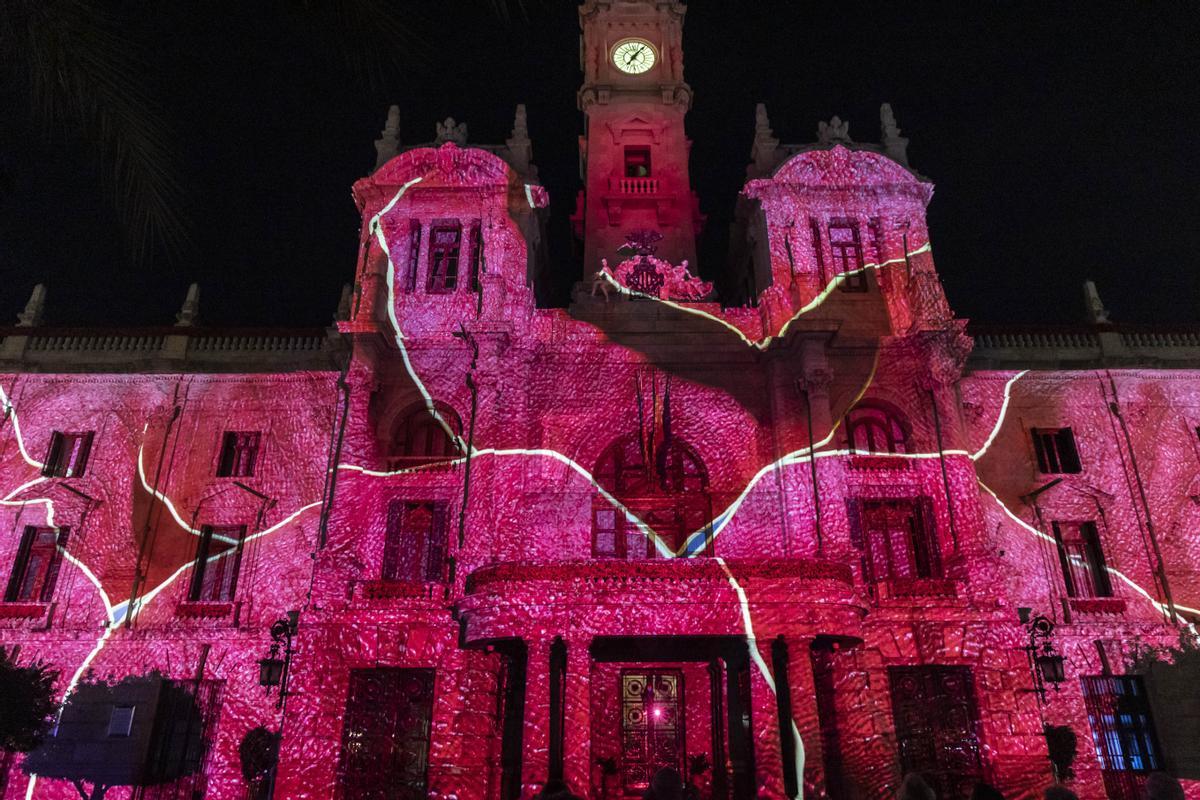 València estrena un "mapping" en la fachada del Ayuntamiento